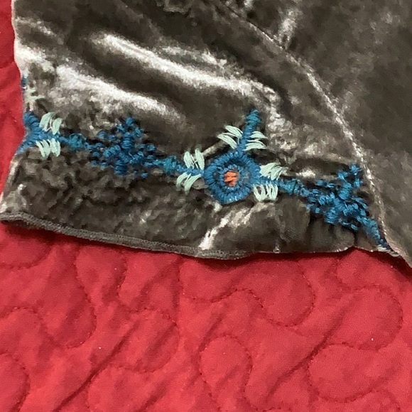 Johnny Was embroidered floral V-neck - Picture 6 of 11